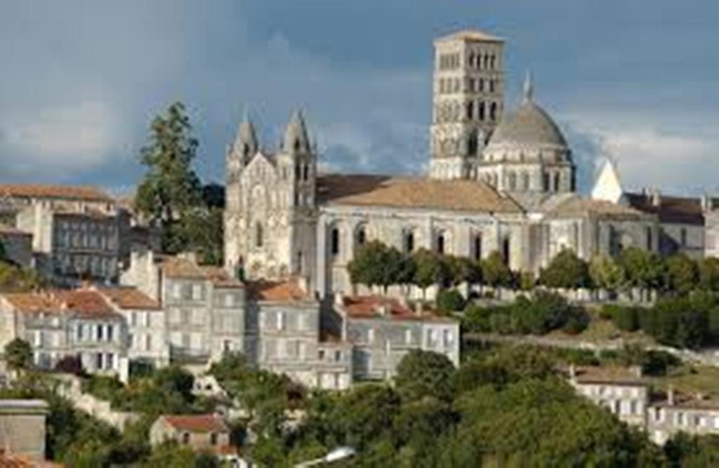 Hôtel des Pyrénées Angoulême Exterior foto